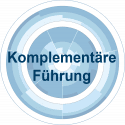 Logo bestehend aus Icon der Modellgrafik und Schriftzug "Komplementäre Führung"