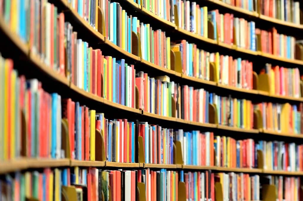 Foto einer Bibliotheks-Bücherwand